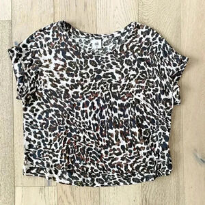 Cabi leopard print cropped tee medium